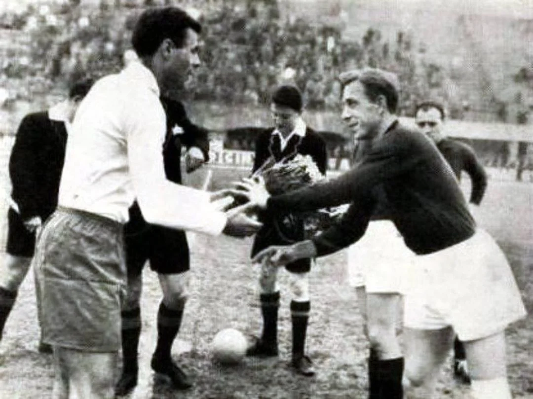 Kapetani Bologne i Hajduka, Bernard Vukas i Vladimir Šenauer, pozdravljaju se uoči prijateljske utakmice na stadionu Renato Dall'Ara u Bologni.