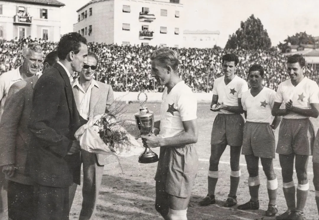 Vukas je kao najbolji igrač prvenstva Prve savezne lige 1952., prije utakmice Hajduk – Odred (Ljubljana) 4:0, 13. rujna 1953. u Splitu primio pehar za osvojenu Žutu majicu od dopisnika Sportske panorame iz Splita Romana Garbera. Na slici s lijeva na desno: trener i predsjednik Hajduka Jozo Matošić, zatim Davor Grčić, Božo Broketa i Stane Krstulović.