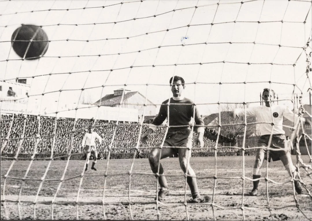 Gol Bernarda Vukasa na oproštaju od bijelog dresa. Hajduk – Dinamo 1:4 (Split, 2. 12. 1962.), strijelci: 0:1 – Zambata (16.), 0:2 – Belin sa 11 m (29.), 0:3 – Jerković (43.), 1:3 – Vukas (55.), 1:4 – Kobeščak (83.).