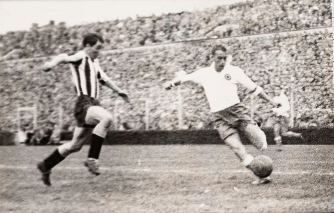 Trenutak s derbija Hajduk – Partizan 1:0 (14. 4. 1962.): nezadrživi Vukas protiv Fahrudina Jusufija.