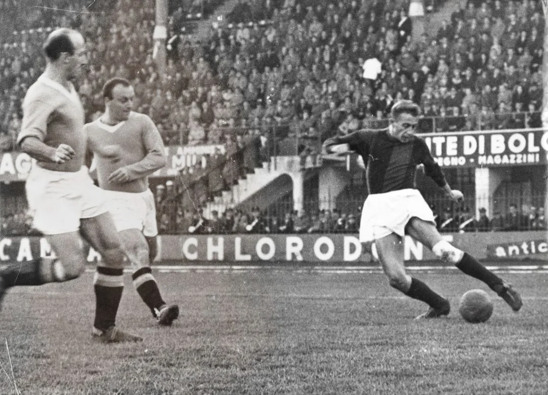 Bernard Vukas u dresu Bologne tijekom prvenstvene utakmice Serie A protiv Gennoe (3:3) u sezoni 1957./58. Pogotkom je doveo Bolognu u vodstvo 1:0.