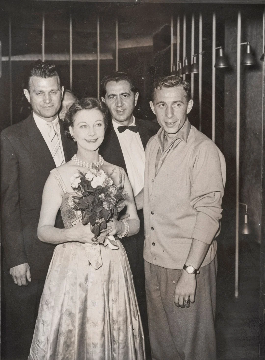 Susret filmske dive Vivien Leigh, dobitnice dva Oscara, i svjetskog nogometaša Bernarda Vukasa prigodom gostovanja Globe teatra u Zagrebu.