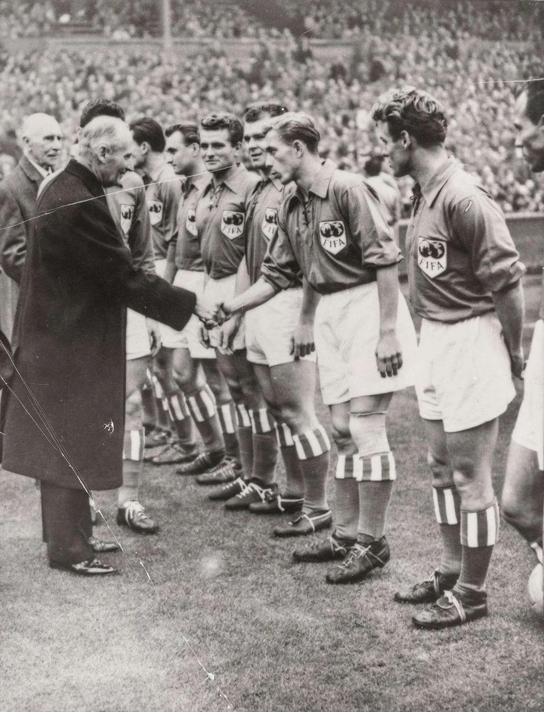 Uoči utakmice s Ostatkom svijeta, u stvari reprezentacije FIFA protiv Engleske 4:4 (London, 31.10.1953.) priređeno je predstavljanje igrača Williamu Montgomeryju, feldmaršalu, vikontu od Alameina. Na slici rukovanje Montgomeryja s Bernardom Vukasom. Od Vukasa su slijeva Kubala, Boniperti i Posipal, zdesna Hannappi i Ocwirk. Utakmica je odigrana u povodu proslave 90. obljetnice FA (nogometnog saveza Engleske).