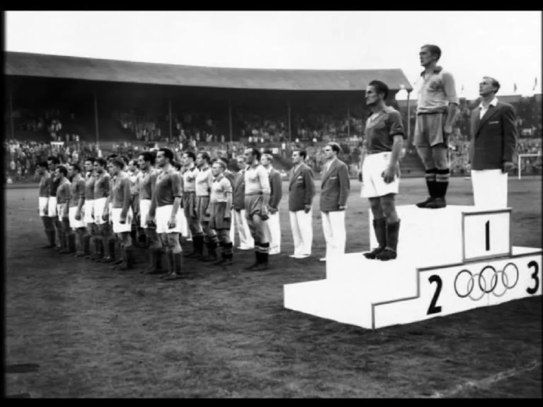 Reprezentacija Jugoslavije osvojila je srebrnu medalju na Olimpijskim igrama 1948. u Londonu. Rezultati utakmica: Luksemburg 6:1, Turska 3:1, Velika Britanija 3:1, te u finalu Švedska 1:3 (03.08.1948. na Wembleyju). Na slici pobjedničko postolje: 1. Švedska, 2. Jugoslavija (kapetan Miroslav Brozović), 3. Danska. Reprezentacija Jugoslavije u finalu: Lovrić, Brozović, Stanković, Z. Čajkovski, Jovanović, Atanacković, Cimermančić, Mitić, Bobek, Ž. Čajkovski, Vukas (najmlađi igrač u sastavu reprezentacije s 21 godinom). Kao pričuve od igrača Hajduka – Frane Matošić i Božo Broketa.