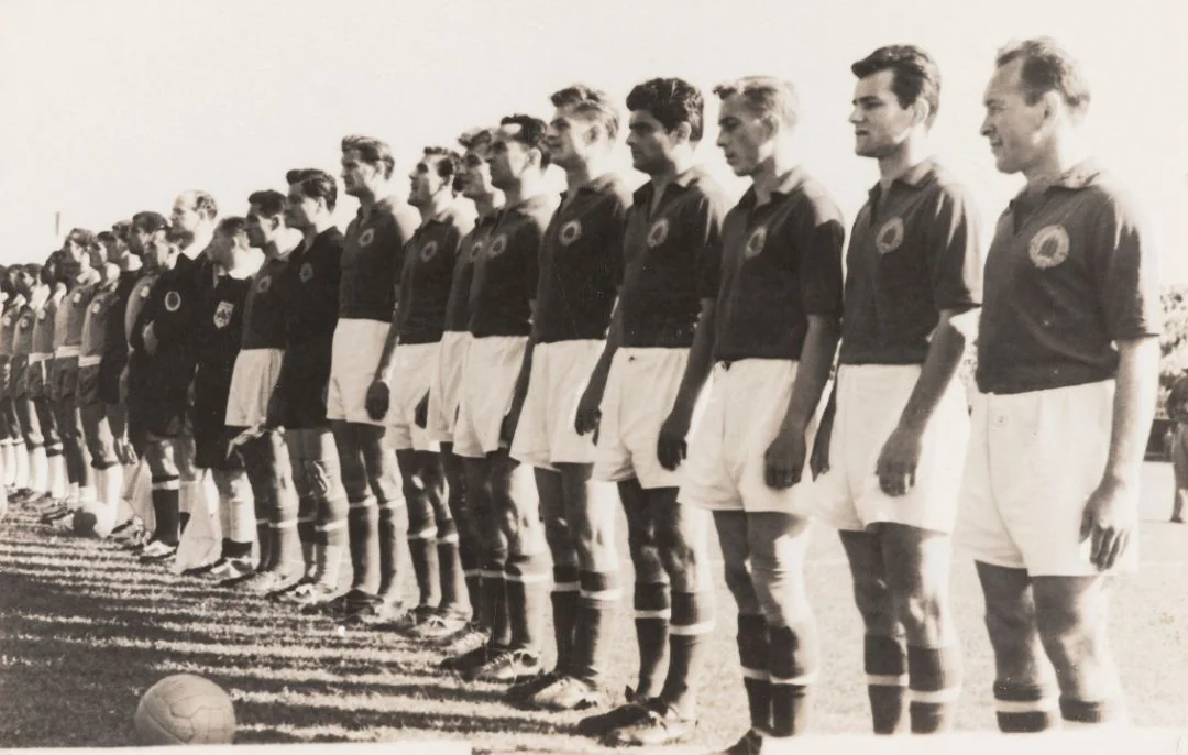 Svjetsko prvenstvo u Švicarskoj 1954. Reprezentacija Jugoslavije najprije je pobijedila Francusku s 1:0, onda su odigrali neriješeno protiv Brazila 1:1 (1:1; 0:0), dakle poslije produžetaka. Strijelci: 1:0 – Zebec (49.), 1:1 – Didi (67.). Tako su se i jedni i drugi plasirali u četvrtfinale. Na slici: Mitić, Beara, Horvat, Crnković, Zebec, Stanković, Milutinović, Dvornić, Vukas, Boškov i Čajkovski.