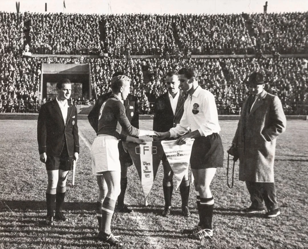 Vukas, kapetan reprezentacije Jugoslavije protiv Austrije 2:2 (Beč, 03.10.1954.). Strijelci: 1:0 – Walzhofer (3'), 1:1 – Stanković (18'), 1:2 – Bobek (31'), 2:2 – Haummer (50'). Vukas je po ocjenama komentatora bio najbolji igrač na terenu. Na slici: kapetani Bernard Vukas i Ernst Ocwirk na početku susreta.