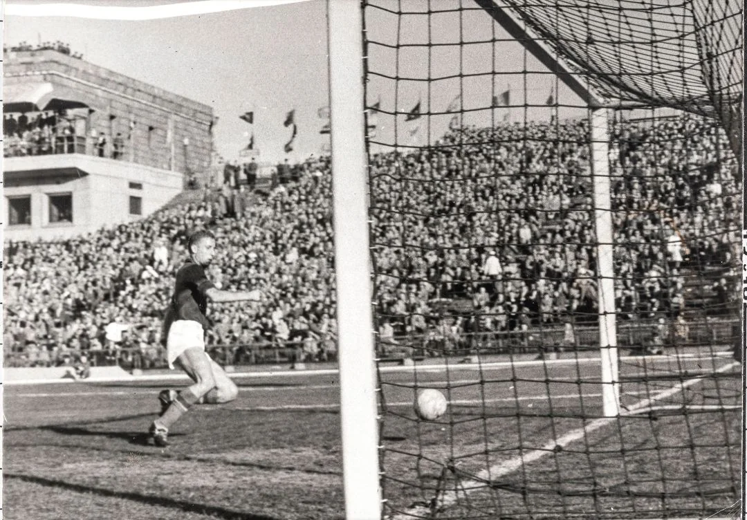 Jednu od svojih najboljih partija u karijeri Bernard Vukas pružio je protiv Mađarske, na NEP stadionu pred sto tisuća gledatelja. Na slici Vukas je zabio za 1:0, susret je završio 2:2.