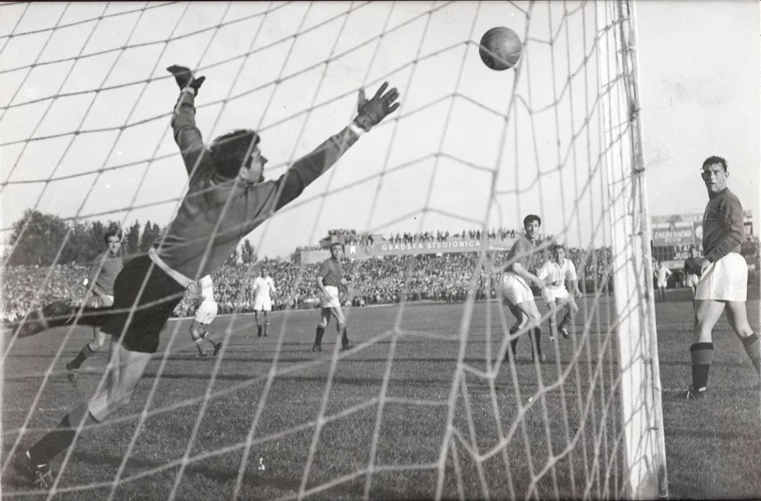 Bernard Vukas je na utakmici protiv Italije u Zagrebu (12. svibnja 1957.) postigao jedan od svojih najljepših golova u karijeri. Bila je to kruna ipak senzacionalno visoke pobjede od 6:1 nad azzurrima. Vukas je volejom zabio velemajstorski zgoditak, šutom od prve, na serviranu loptu iz kornera od Rajkova, loptu je preciznim udarcem, s distance od 18–19 metara, poslao u rašlje.
