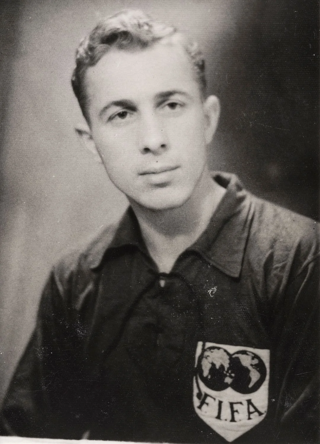 Bernard Vukas u dresu FIFA-ine reprezentacije svijeta Rest of the World, za koju je nastupio protiv Engleske na stadionu Wembley u Londonu, 21. listopada 1953.